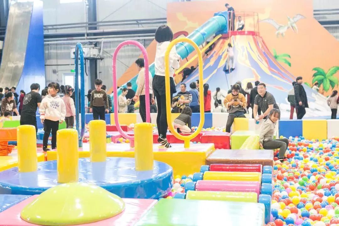 天津首家超大游乐场开业了！6000平超大蹦床、淘气堡！100张门票免费送！