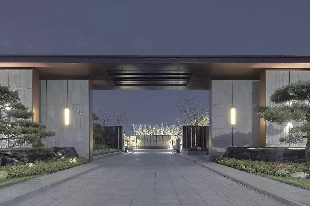 工程档案 项目名称 新城玺樾 项目地址 青岛市胶州市少海北路太湖路 开 发 商 新城控股 建筑设计上海柏涛建筑设计咨询有限公司柏向事业部 景观设计安琪道尔(上海)环境规划建筑设计咨询有限公司 占地面积809,199 建筑面积1,538,057 绿 化 率35% 容 积 率1.2 注:本文节选自《地产线》杂志023期《人居理念下的建筑美学》品鉴示范区,