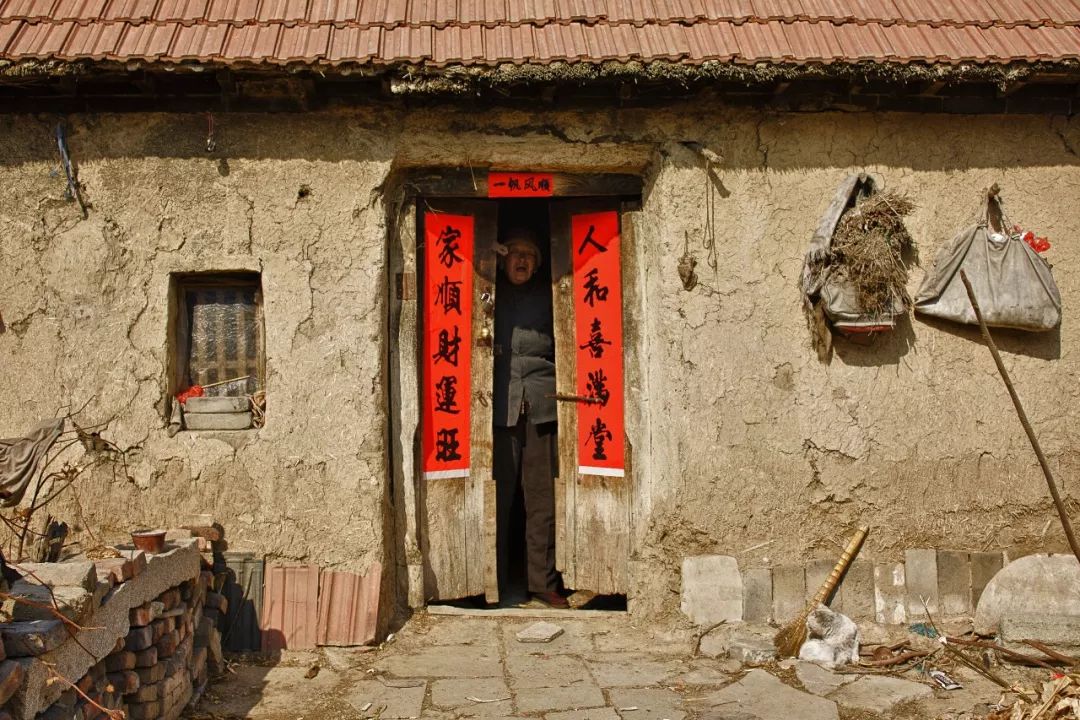 老房子破破烂烂还没网,为什么要回老家过年?看哭了…