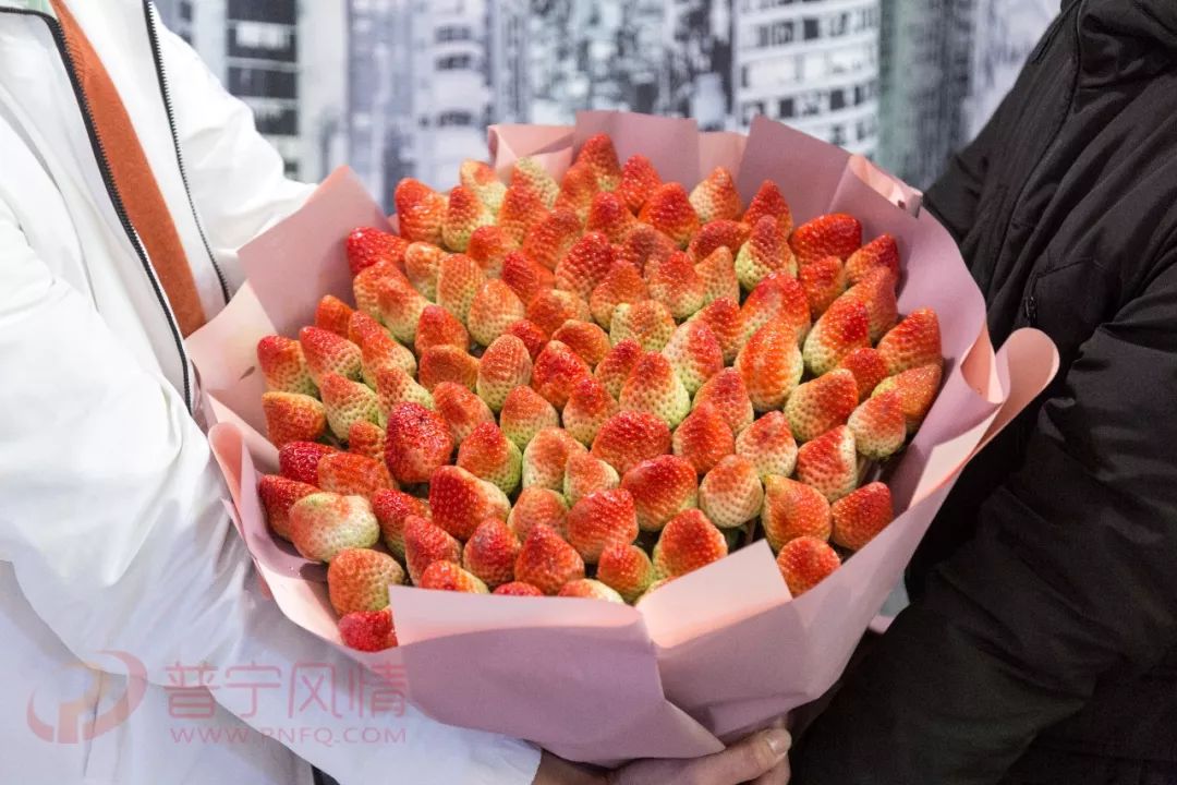草莓花束将替代玫瑰花?普宁惊现征服女神新招式.