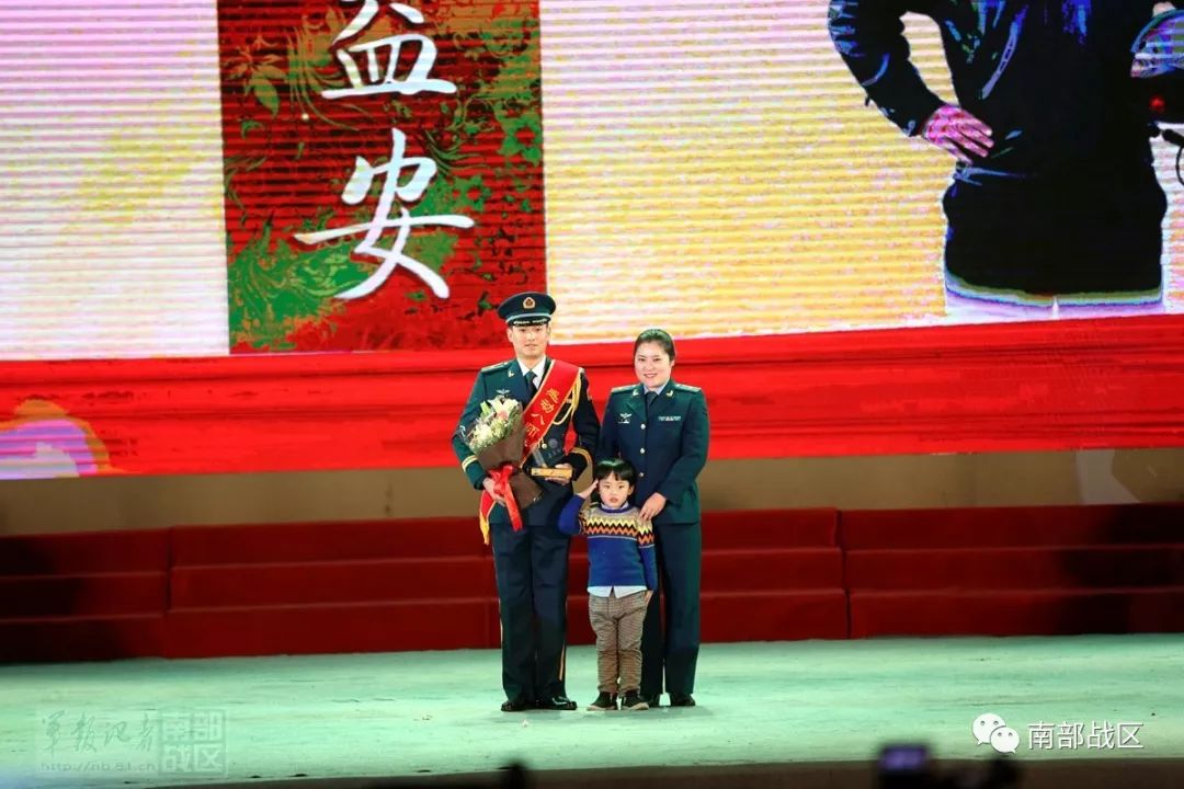 空军某部举行年度“感动人物”颁奖晚会