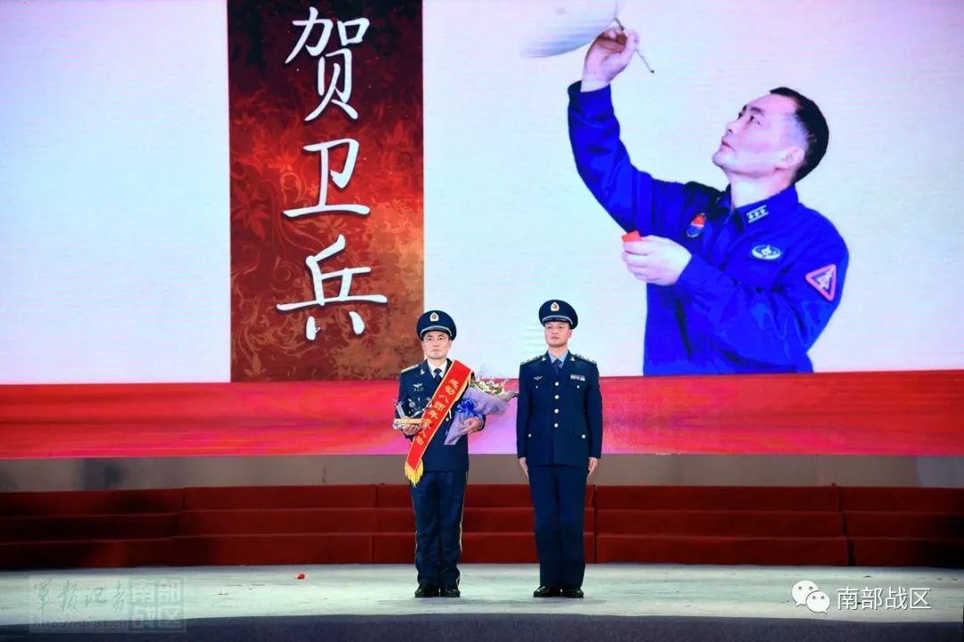 空军某部举行年度“感动人物”颁奖晚会