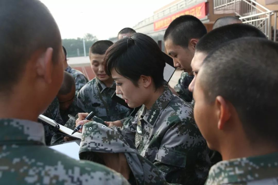 看完这三对军人夫妻的故事,我吃了一肚子狗粮