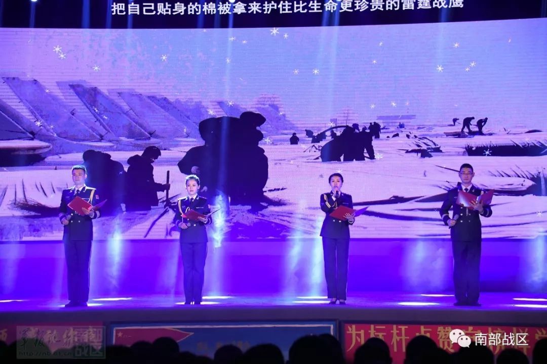 空军某部举行年度“感动人物”颁奖晚会
