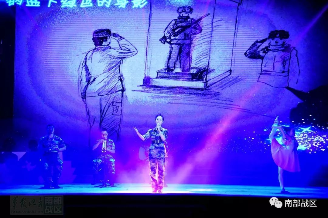 空军某部举行年度“感动人物”颁奖晚会