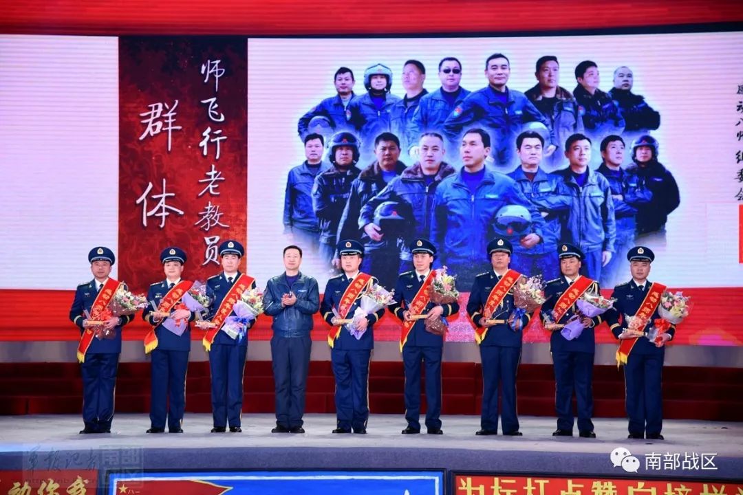 空军某部举行年度“感动人物”颁奖晚会