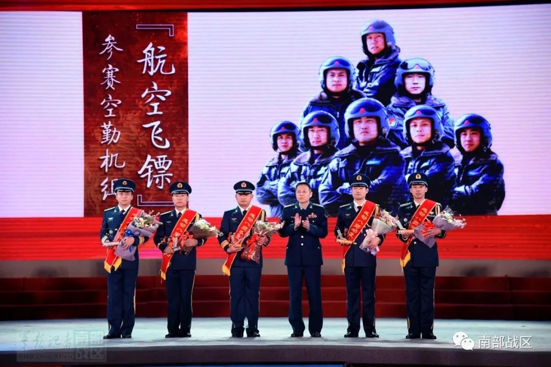 空军某部举行年度“感动人物”颁奖晚会