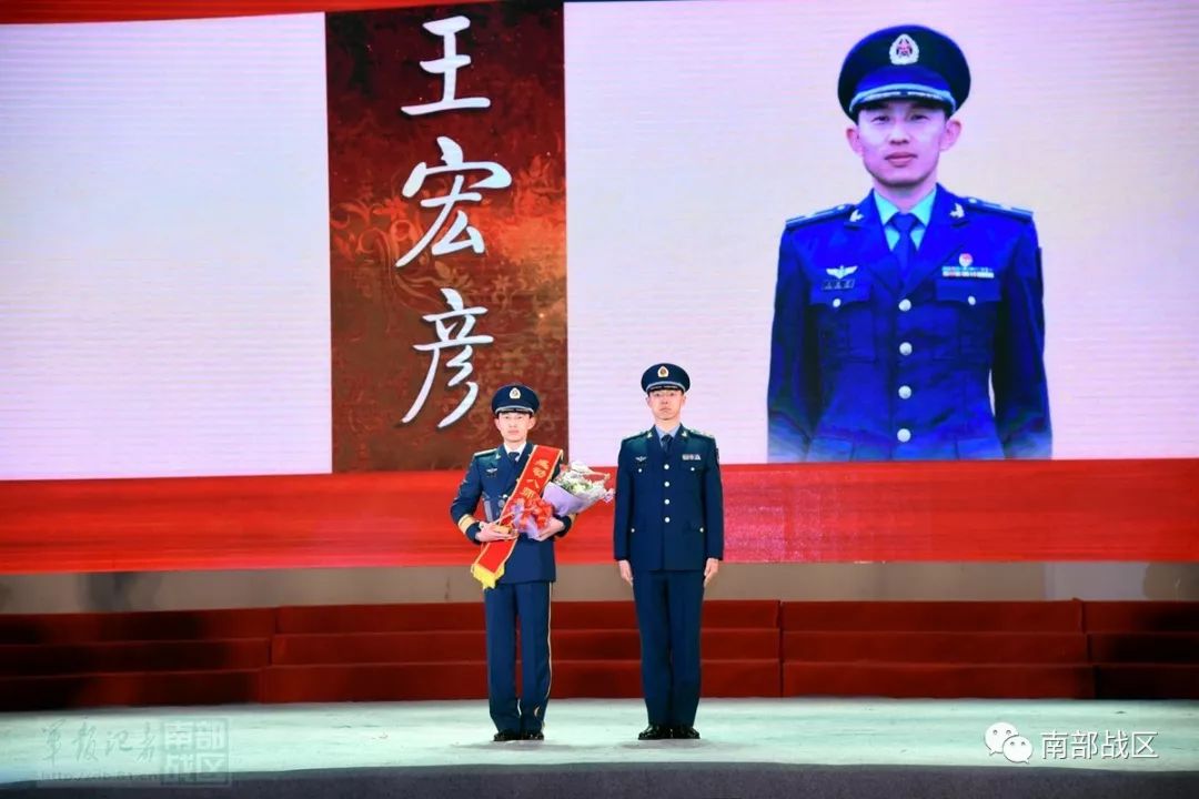 空军某部举行年度“感动人物”颁奖晚会