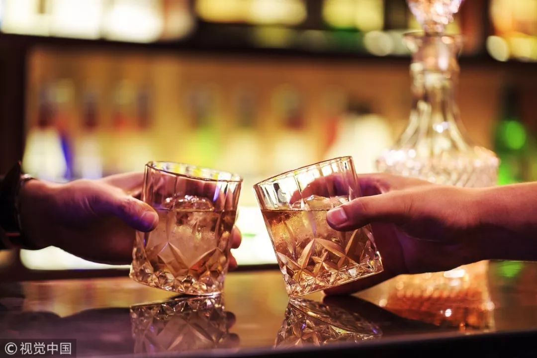 约美女吃饭喝酒,自然喜上眉梢,酒后侥幸驾车上路,却偏偏撞了车,小伙