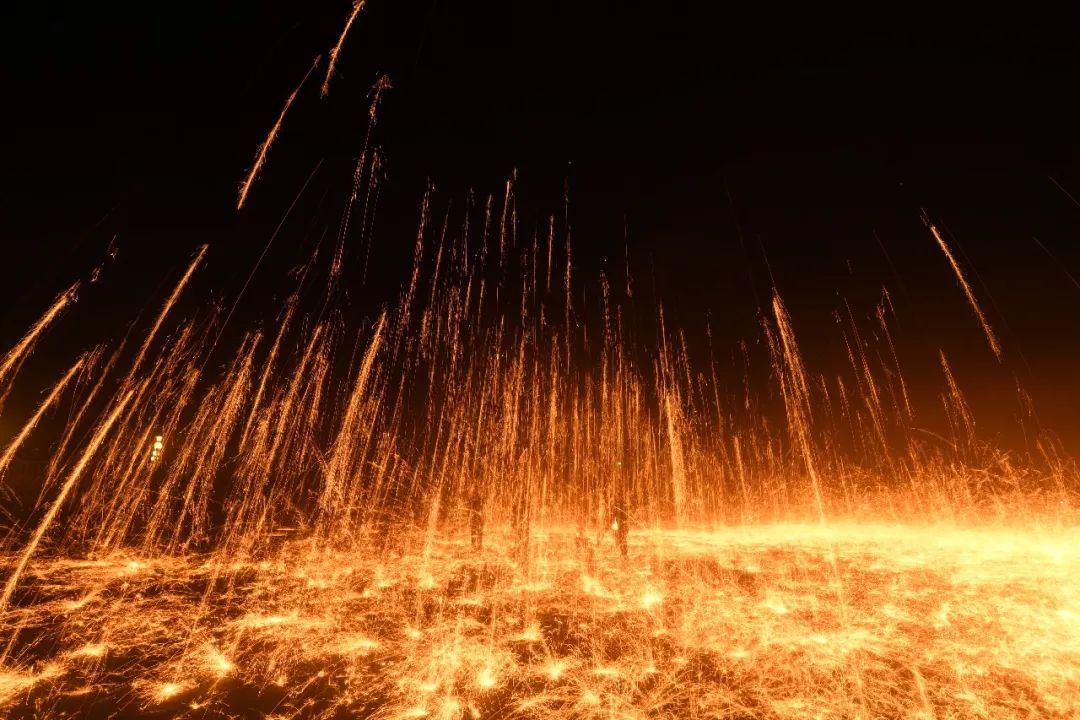 航拍丨千年绝技打铁花惊艳永宁三沙源，震撼“烟花”惹人醉!