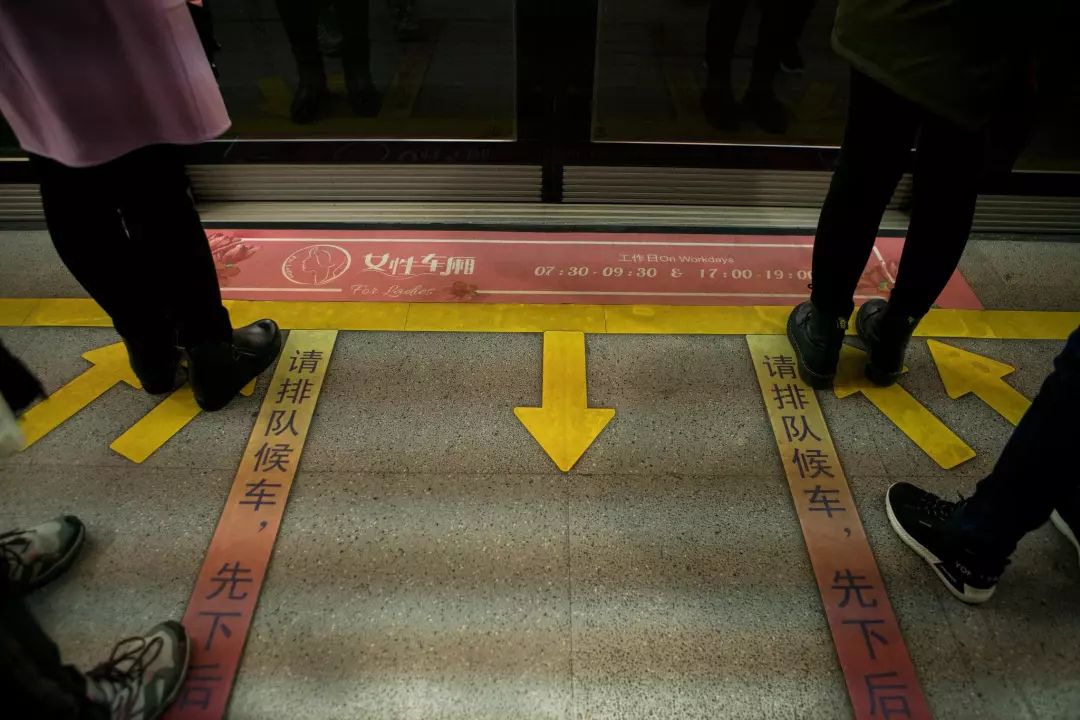 点击查看大图 不少男性无视地面上的标示,挤进女性车厢。图源:纽约时报