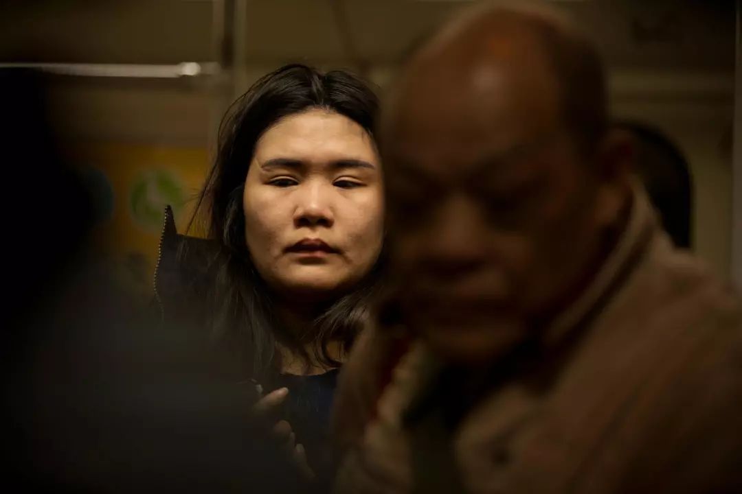 点击查看大图 女性车厢中一位疲惫的女性
