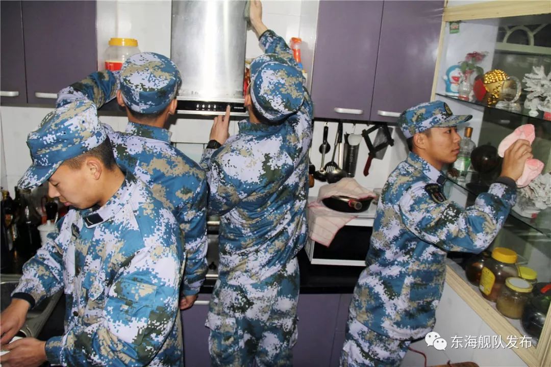 3月5日,东海舰队某训练基地开展"我用青春来担当"学雷锋活动,官兵们为