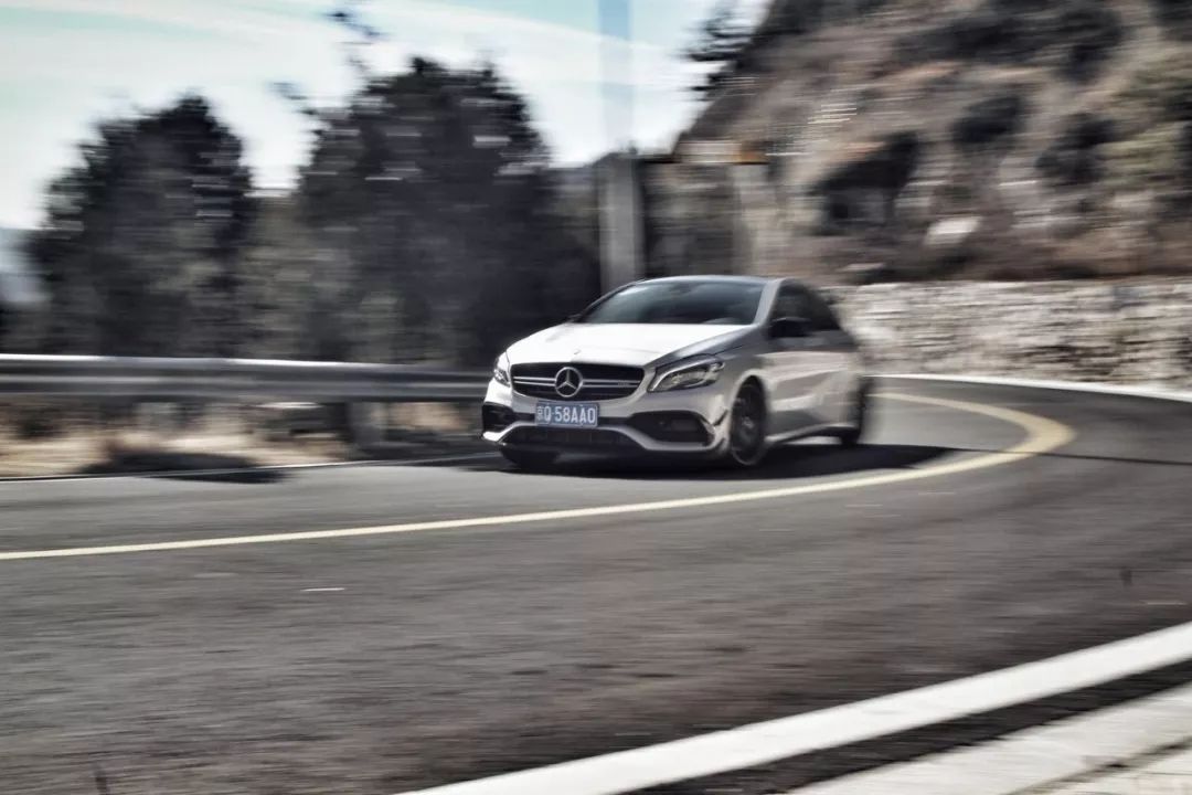 雷霆万钧丨试驾梅赛德斯-amg a45 4matic