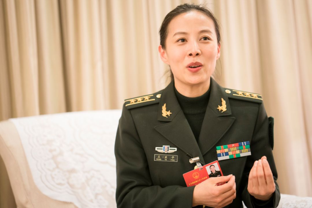 军微观两会|航天员王亚平代表:备战空间站任务，梦想登上月球|两会|王亚平|航天员_新浪新闻