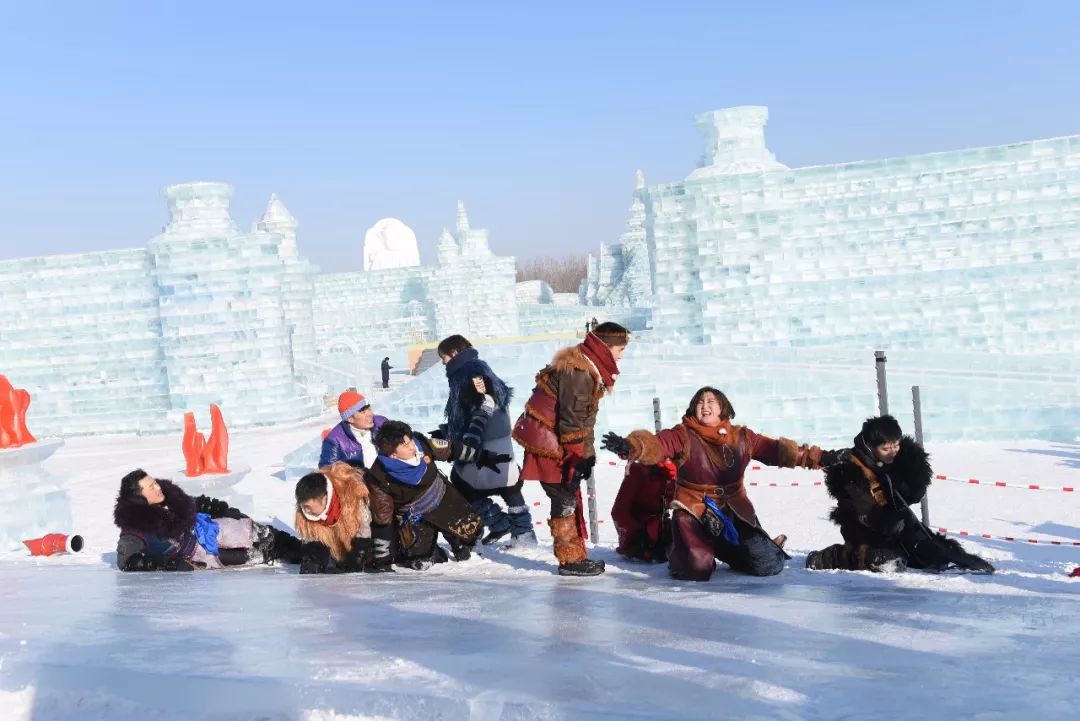 冷不怕!哈尔滨冰雪大世界，群星上演"王者出击"!你也想去试试?|哈尔滨冰雪大世界|王者出击|尹正_新浪新闻