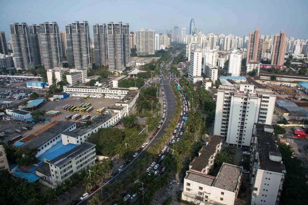 海南出现大雾大量出岛车辆滞留 海口飞广州要15小时