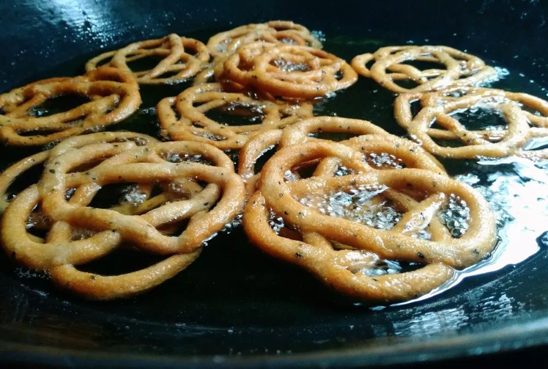 河南浚县.杨玘屯村,孩子们开心地吹泥沽沽.无花果 摄 美食 《油炸糖》
