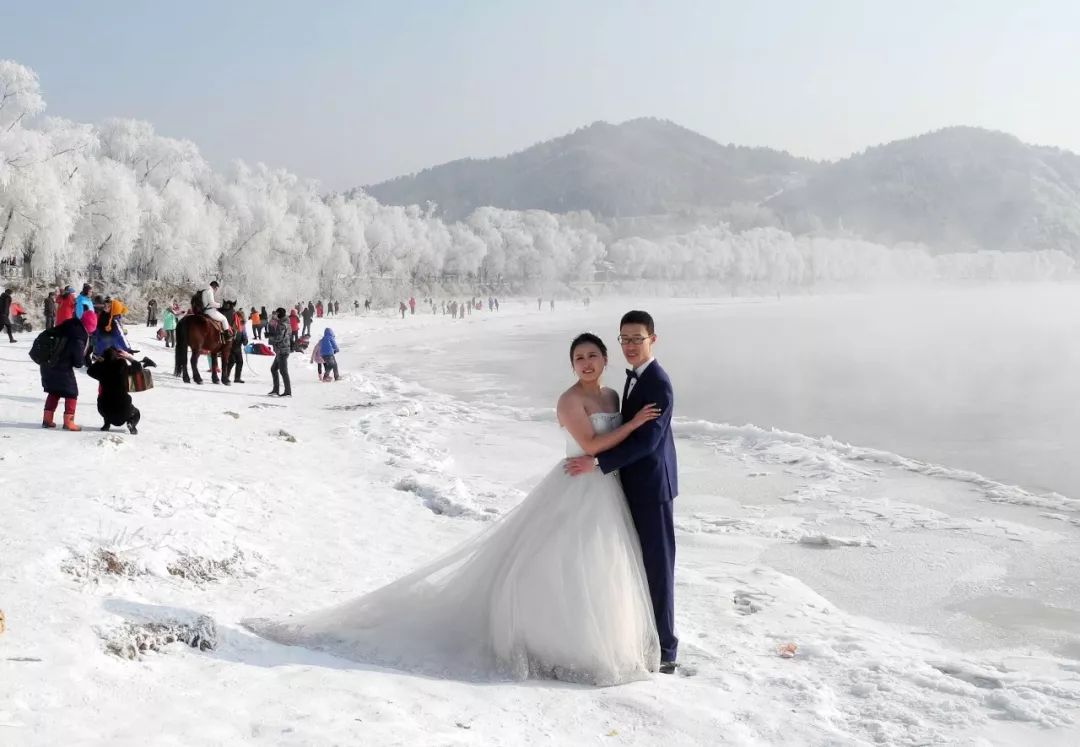 腊月二十九碰上情人节! 在雾凇下面拍婚纱照,浪