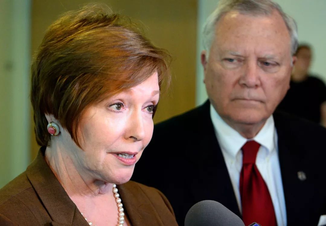 【夜观天下0201】一个揣着烟草公司股票的人