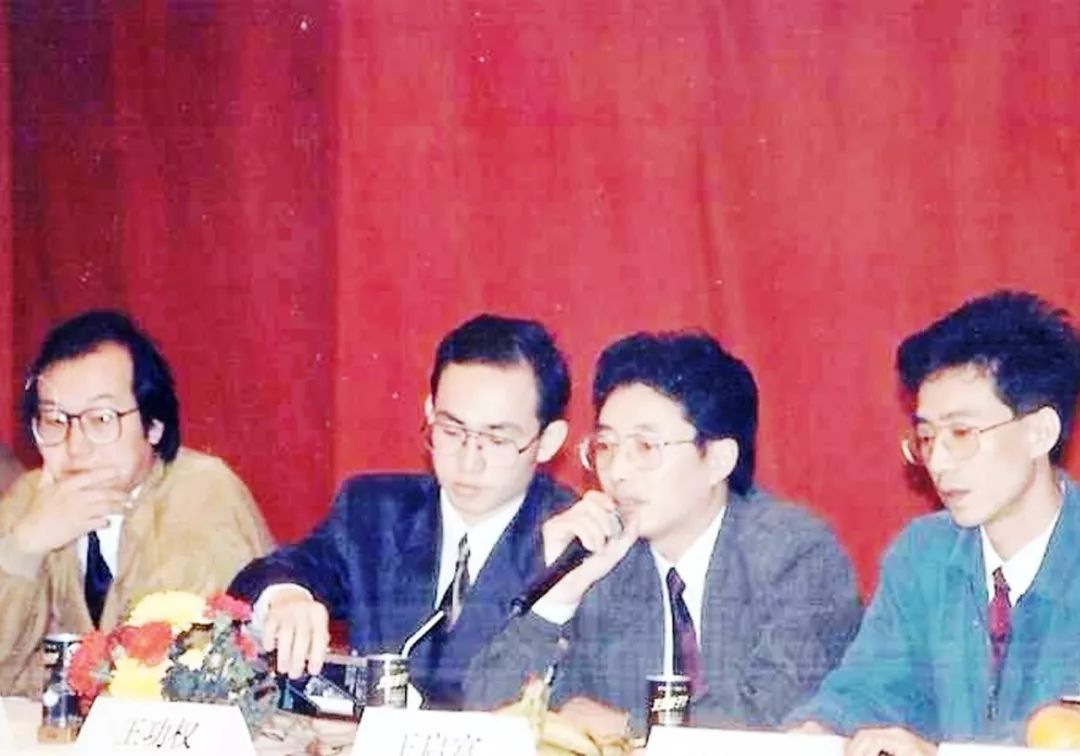▲1993年,组建万通集团时的核心团队 左起:冯仑、潘石屹、王功权、王启富 还有刘军和易小迪