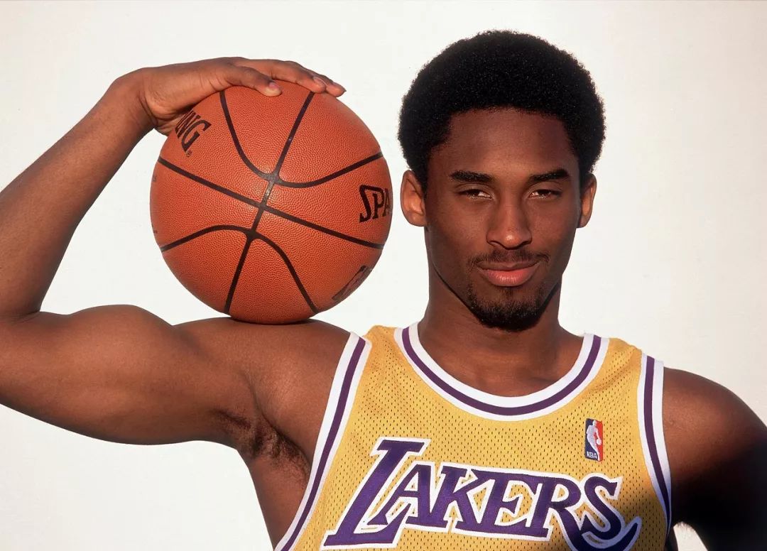 虽然科比是以高中生身份进入nba,但其文化修养之高在整个nba也少有人