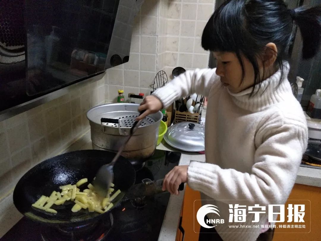 火了!10岁女生每天做饭自己买菜放学等爸妈回抠那里女孩的图片