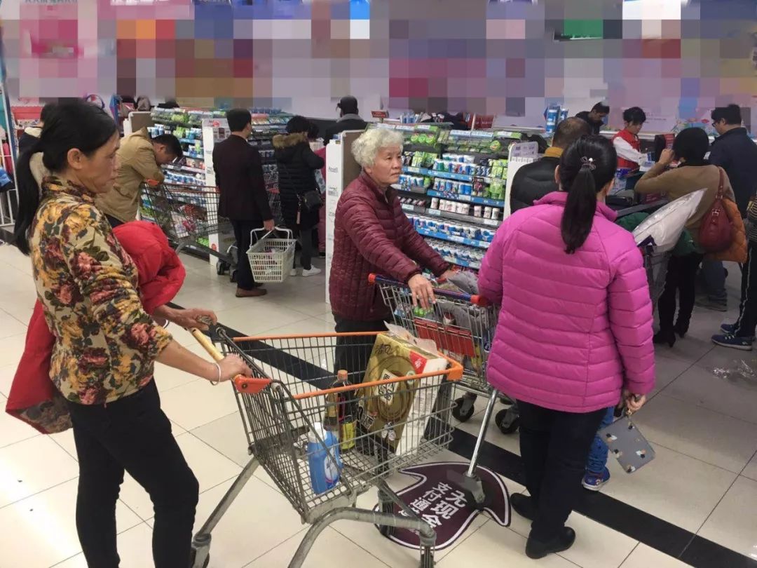 线下走访,南宁两位老人逛超市,居然都被一群人