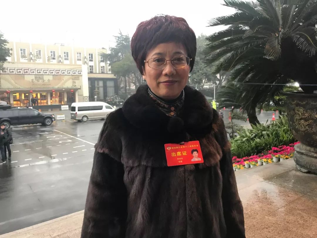 "来自内江工商联的委员,内江工商联主席,总商会会长刘国春是第一次来