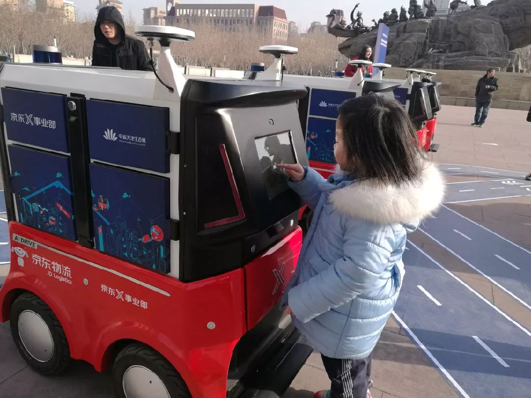 这个快递小哥不一般,别人吃饭它 吃 电|机器人|