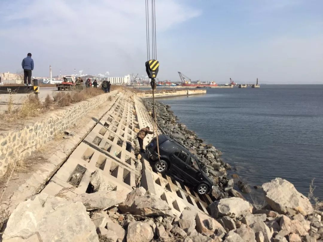 一吉普车冲入钻石湾海中,司机被发现时身体已