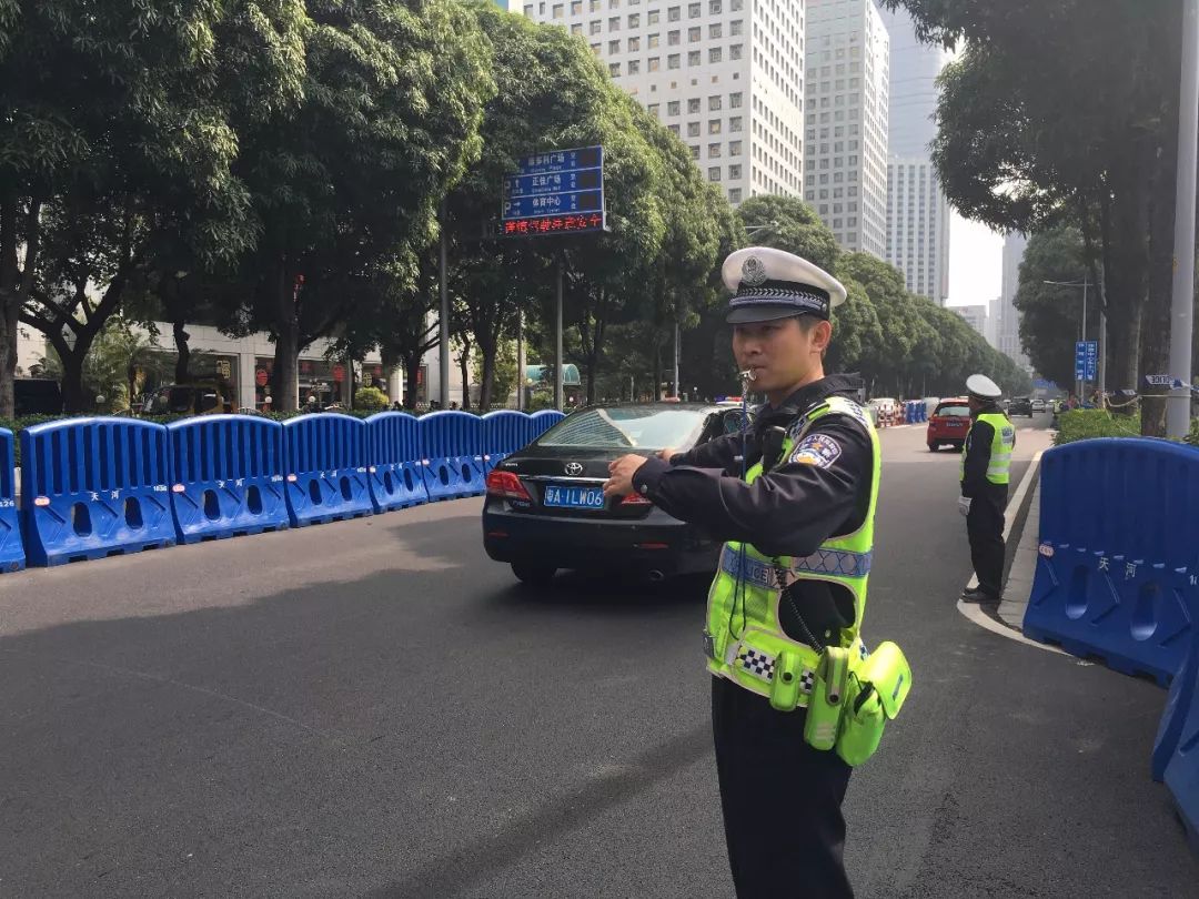 【新春走基层】花车热闹巡游 交警悉心护航