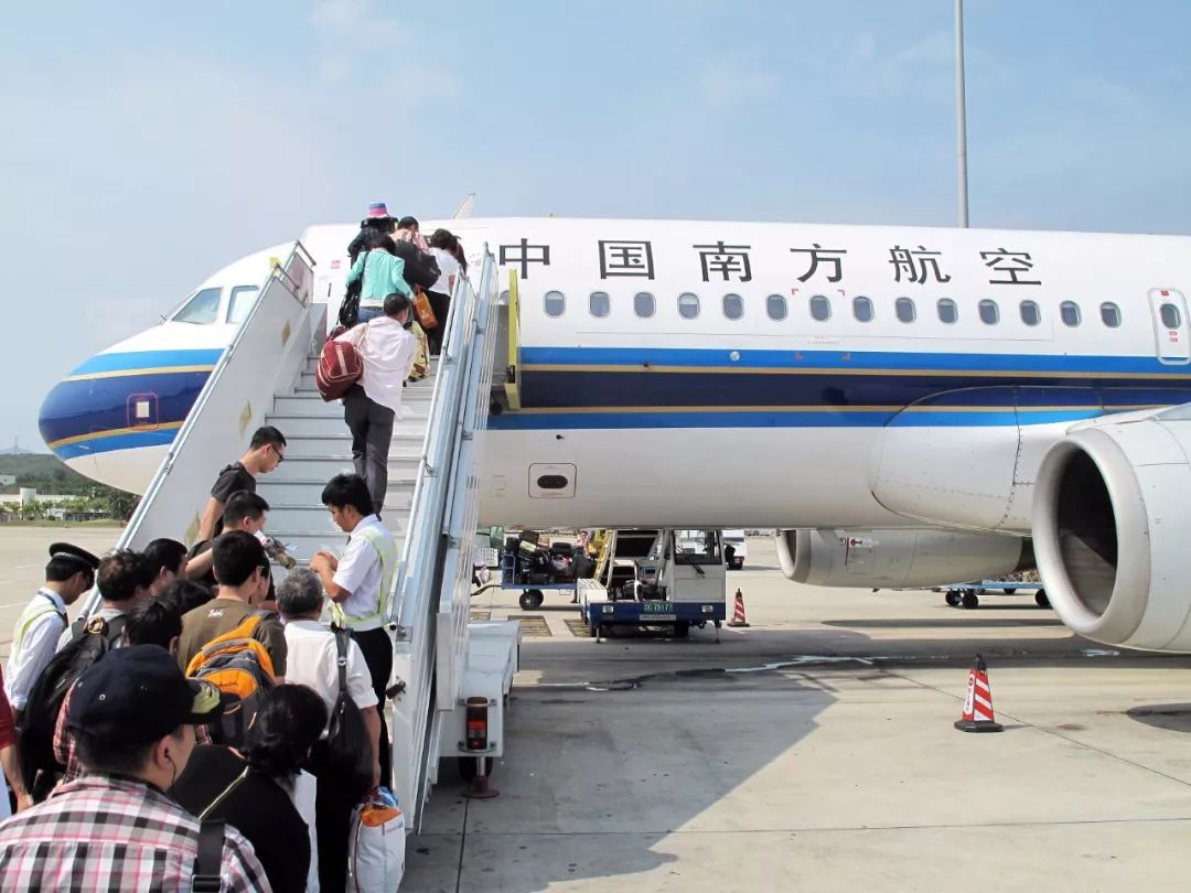 ▲三亚机场登机的乘客 图片来源:视觉中国