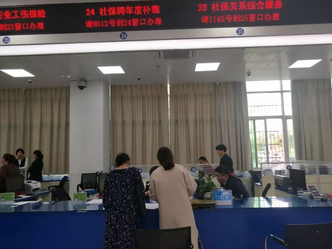 老人随子女落户海口,社保关系能否一起转移?条