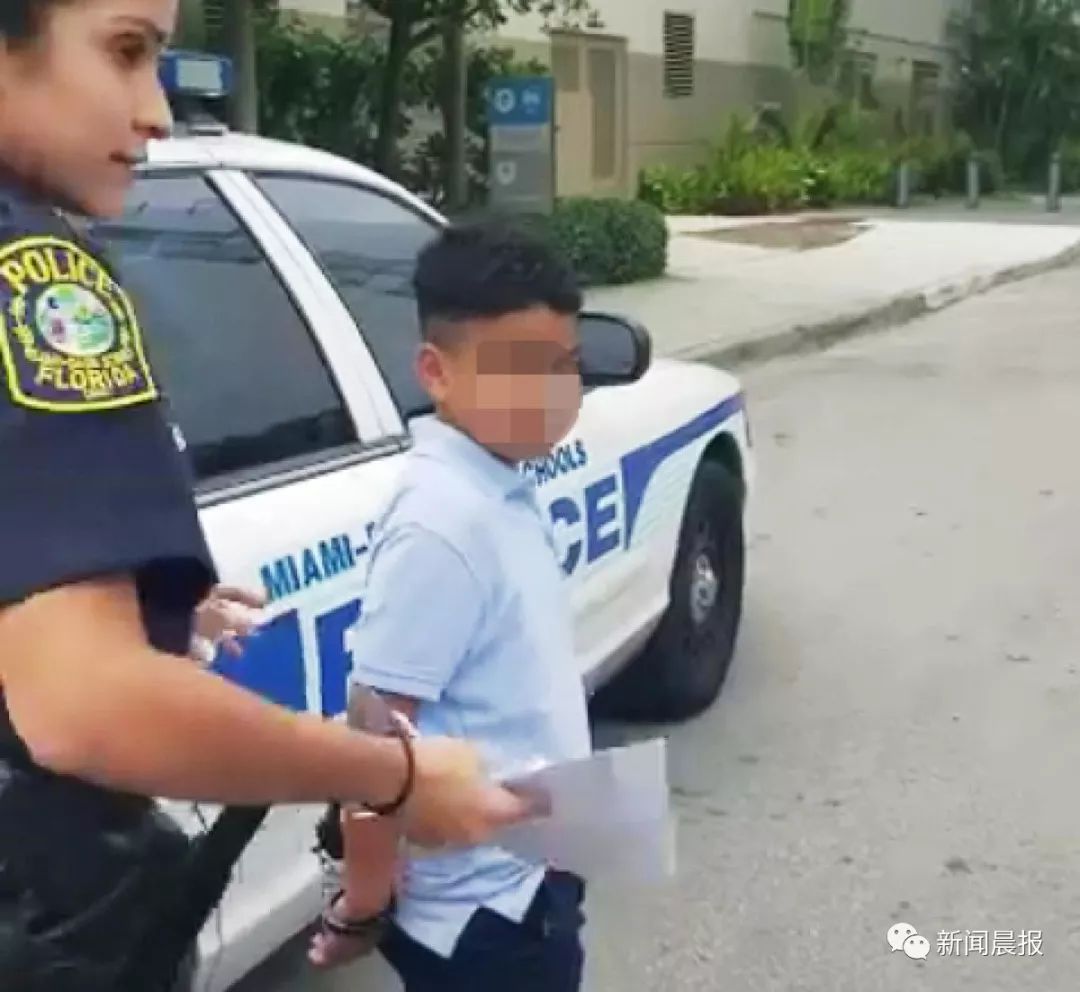 该校警立即将这个小孩一把揪起来,戴上了手铐!