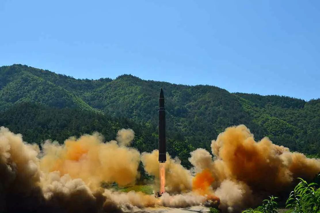 △2017年7月4日，朝鲜研发的洲际弹道导弹“火星-14”试验发射成功。（图自视觉中国）