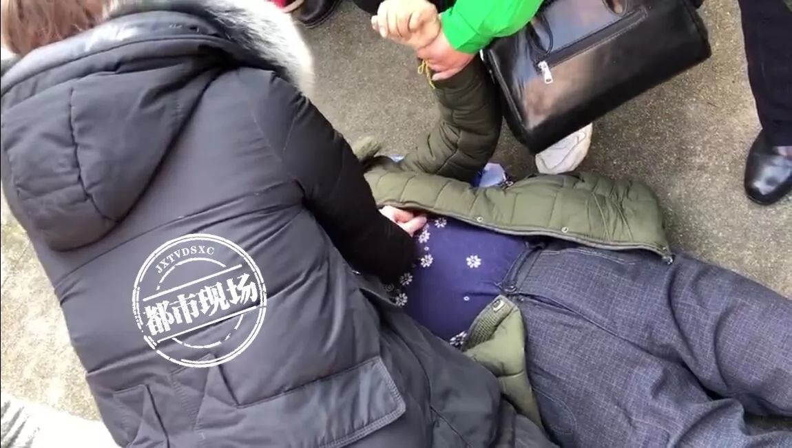 景德镇|文胸跪在街头,美女传遍了美女圈,究竟视频桃花朋友图片