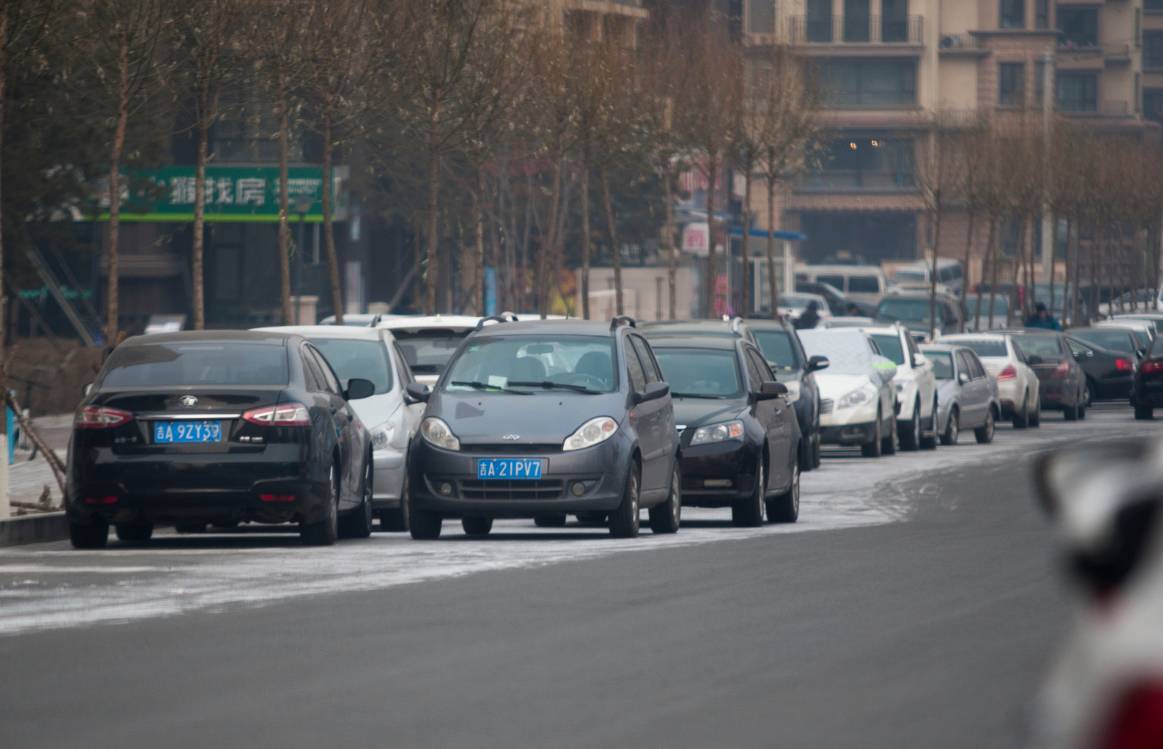 长春南部新城泰景街成停车场 乱停现象严重有