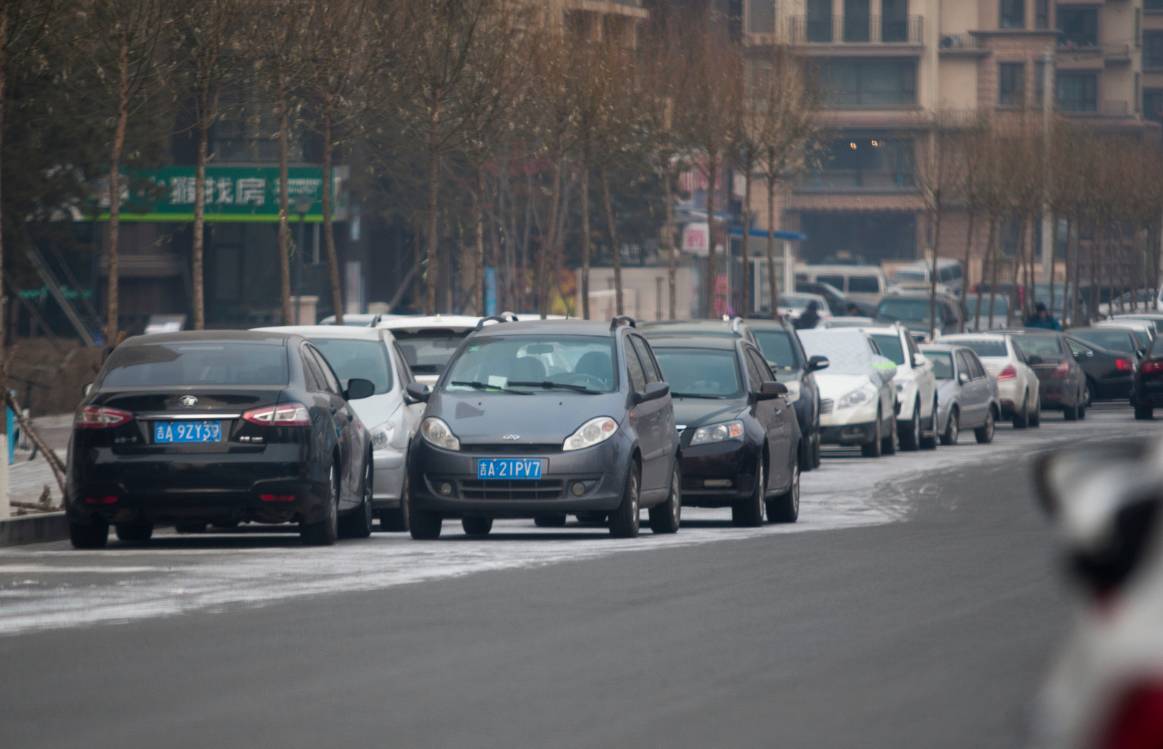 长春南部新城泰景街成停车场 乱停现象严重有