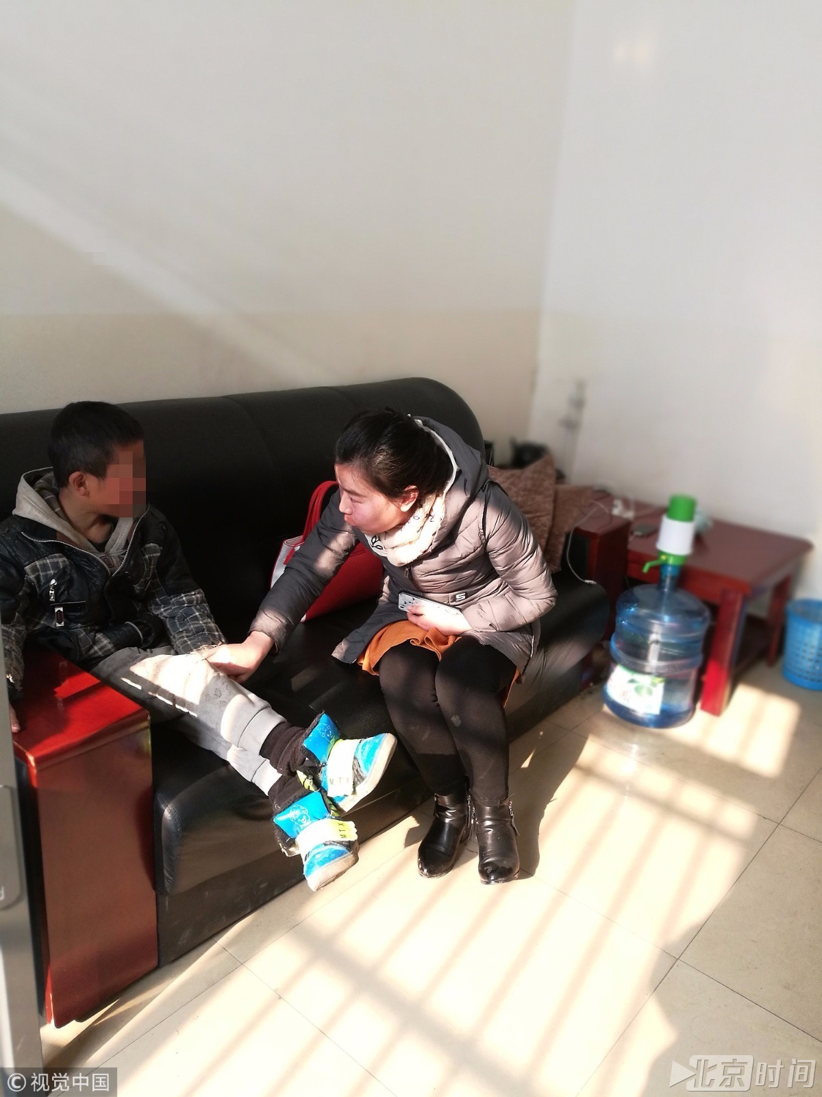 8岁男童给流浪汉销赃 心理老师上门疏导|王苗|