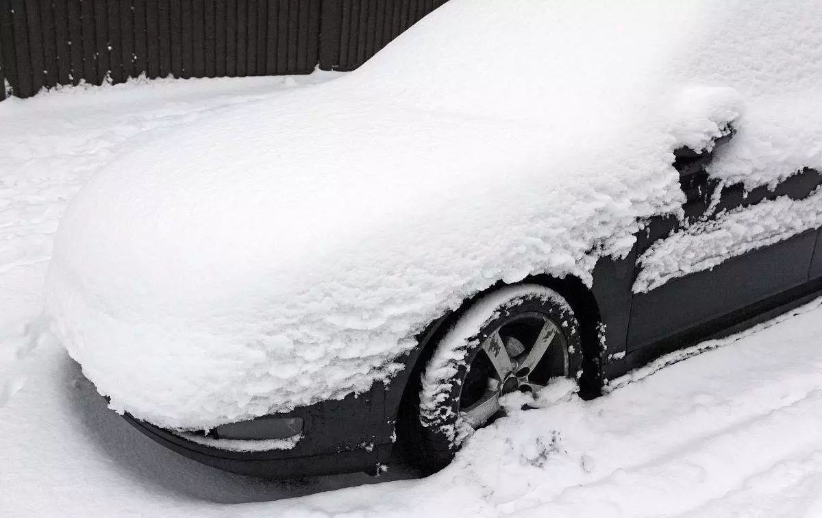 暴雪过后，汽车雨刷为何纷纷“站立”？老司机带你了解冬天用车那些事