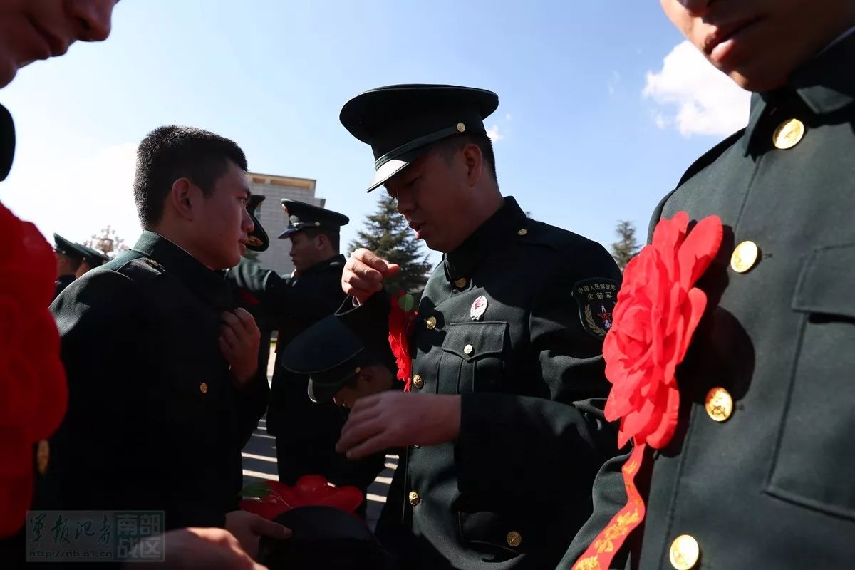 火箭军某部举行退役士兵向军旗告别仪式|退役