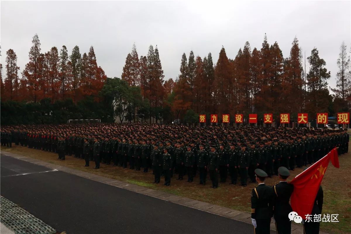 12月1日,东部战区陆军第72集团军某旅退役的300多名老兵,正式告别军旅