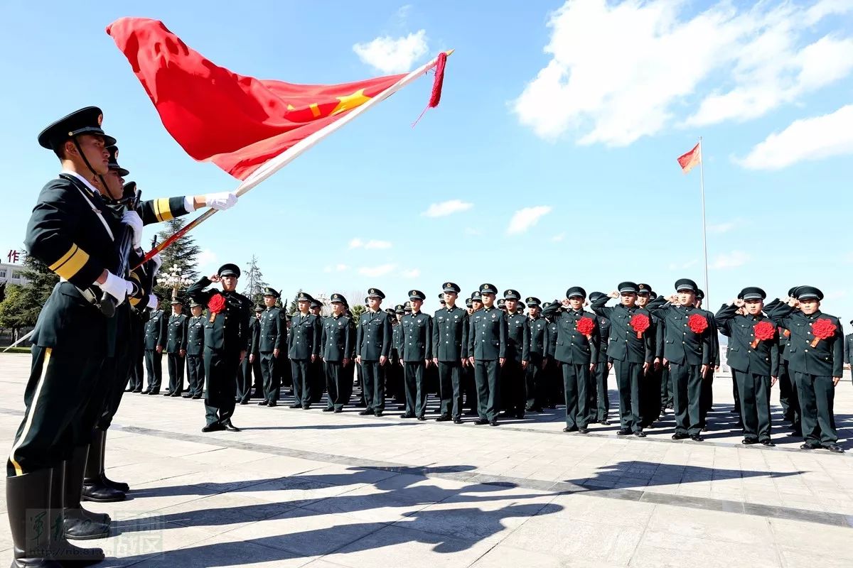 火箭军某部举行退役士兵向军旗告别仪式|退役