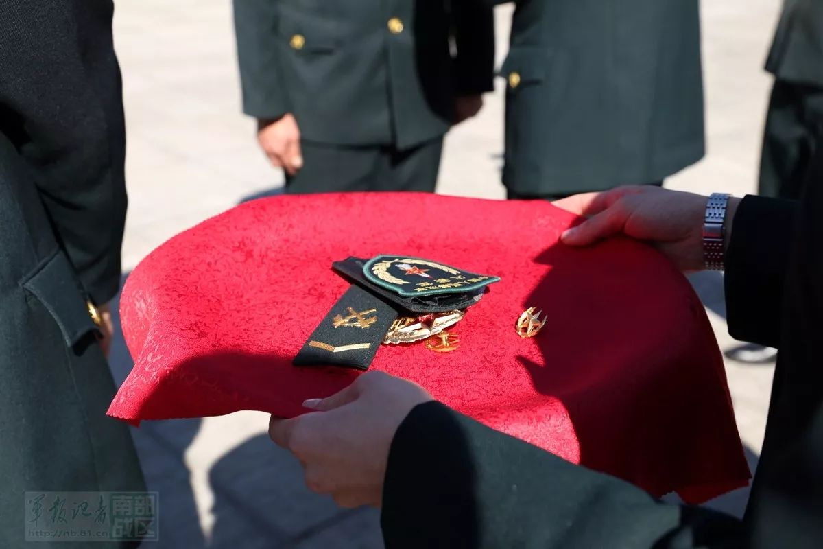 火箭军某部举行退役士兵向军旗告别仪式|退役