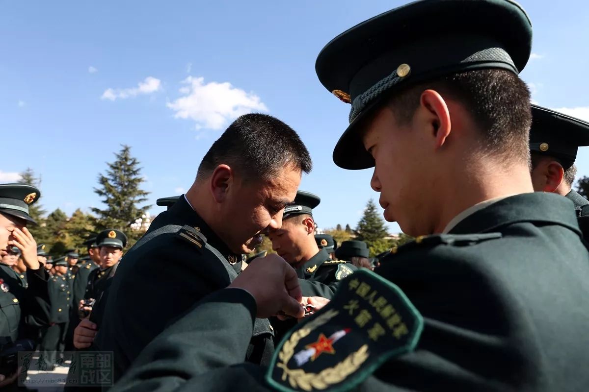 火箭军某部举行退役士兵向军旗告别仪式|退役