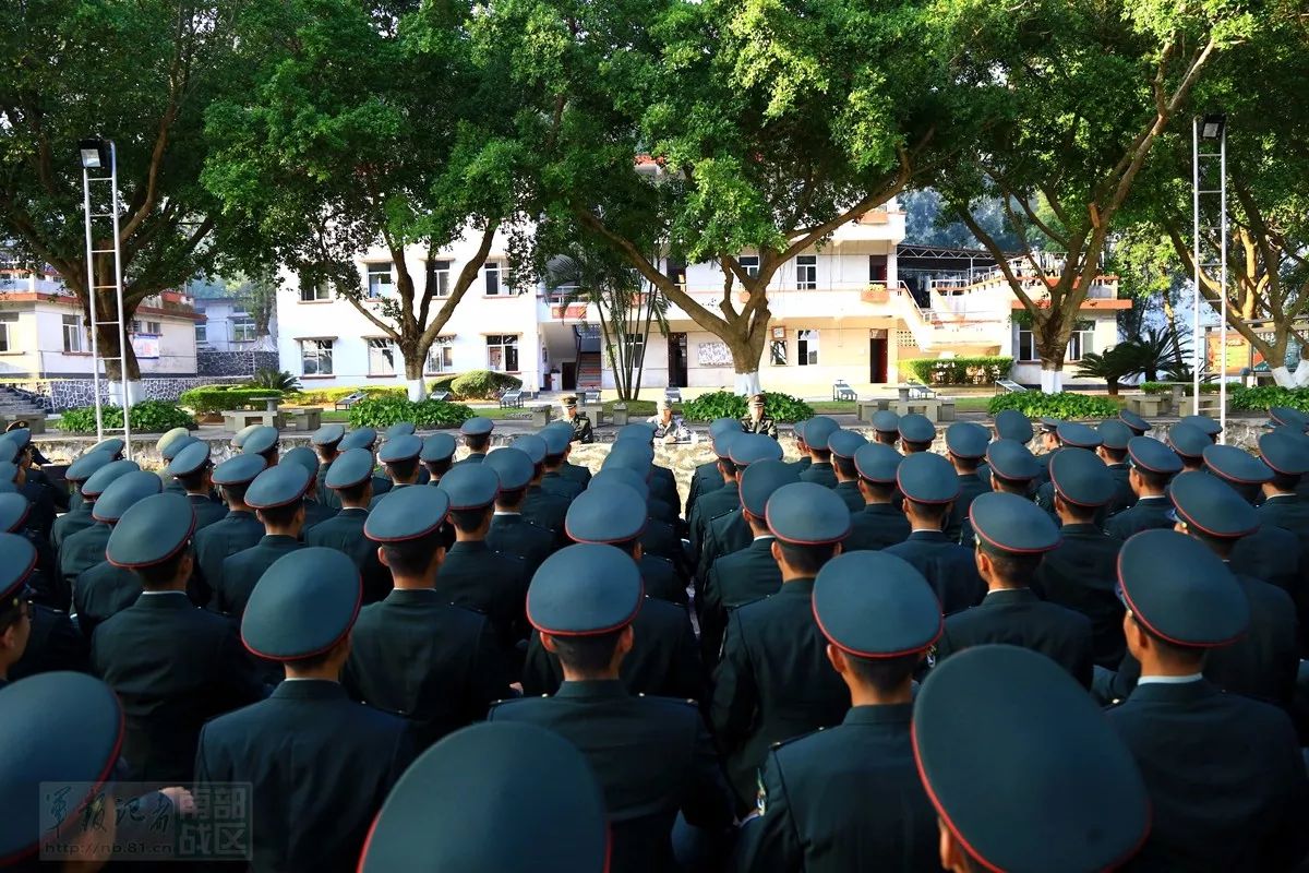 第74集团军某旅举行新兵授衔仪式