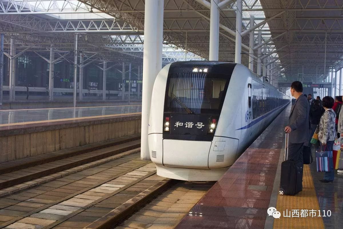 女老师为了等丈夫,带着孩子拼命阻碍高铁发车