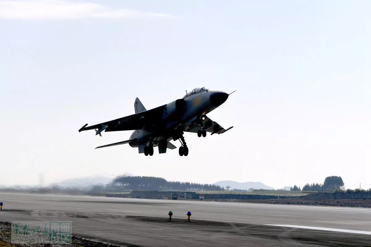 南部战区空军:数架飞豹战机梯次出击 刚升空