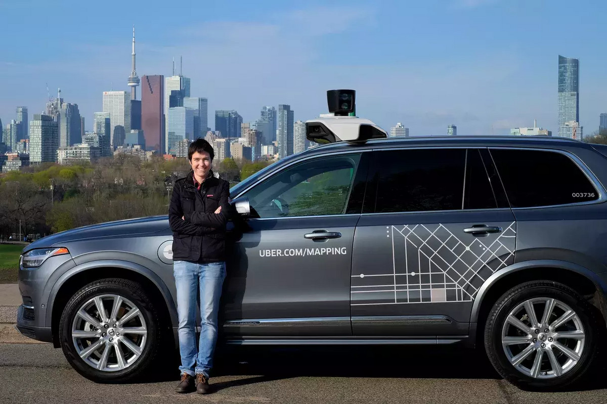 Urtasun身后顶着64线激光雷达的Uber地图采集车与她推进的视觉路线有些违和